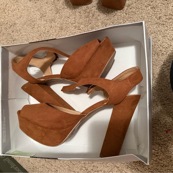 Brown Mossimo Heels 👠 - Picture 1 of 4